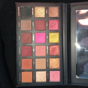 Huda Beauty eyeshadow palette